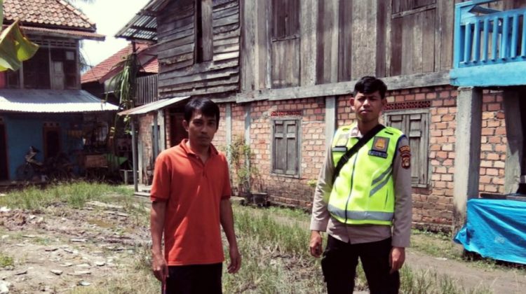 Diguyur Hujan Selama 5 Jam dengan Intensitas Tinggi, Anggota Bhabinkamtibmas Himbau Warga untuk Waspada Banjir