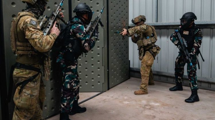 Aksi Prajurit Marinir TNI AL Lumpuhkan Musuh Pukau Tentara Australia