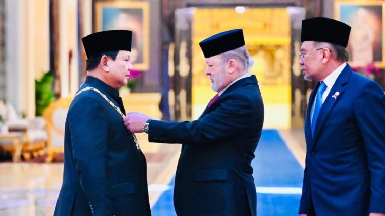 Presiden Prabowo Subianto Dianugerahi Tanda Kehormatan Darjah Kerabat Johor di Malaysia