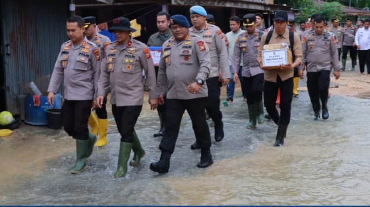 Wakapolda Riau Tinjau Langsung Lokasi Banjir di Gunung Sahilan, Berikan Bantuan Sembako