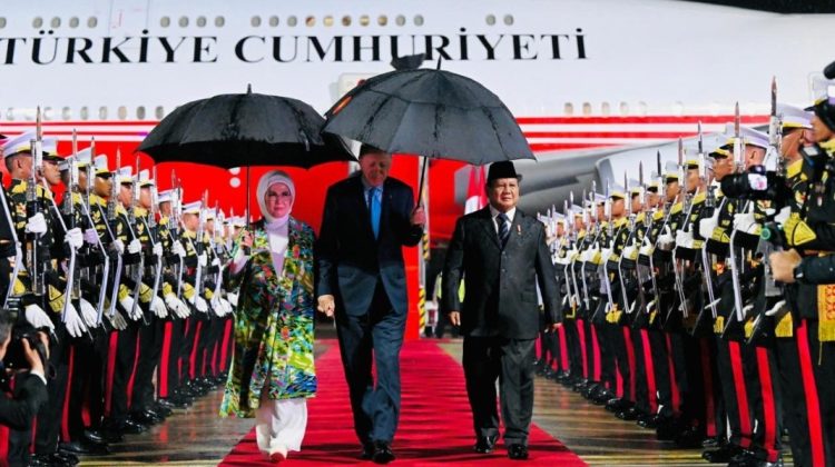 Presiden Prabowo Sambut Hangat Kedatangan Presiden Erdogan di Bandara
