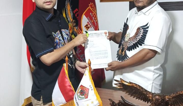 Ketua umum Elang Tiga Hambalang Memberikan SK Mandat Kepada Ketua DPP Riau