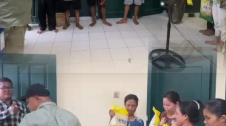 Hujan Lebat Tak Menghalangi Kepedulian, PT Green Palma Riau Jaya Salurkan 2 Ton Sembako untuk Warga Kepau Jaya dan Karyawan