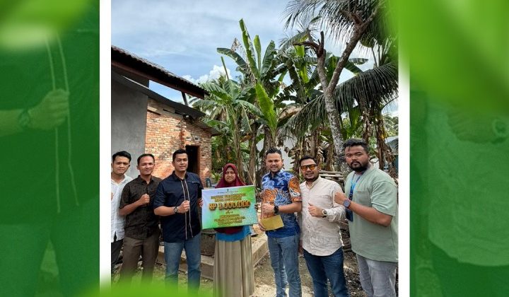 Jumat Berkah, Green Palma Beri Bantuan Pembangunan Toilet Rumah Warga Kurang Mampu di Kampar