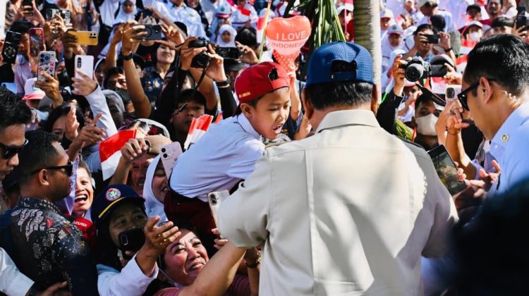 Antusiasme Warga Jembrana Sambut Kedatangan Presiden Prabowo Menuju PLTS Gilimanuk