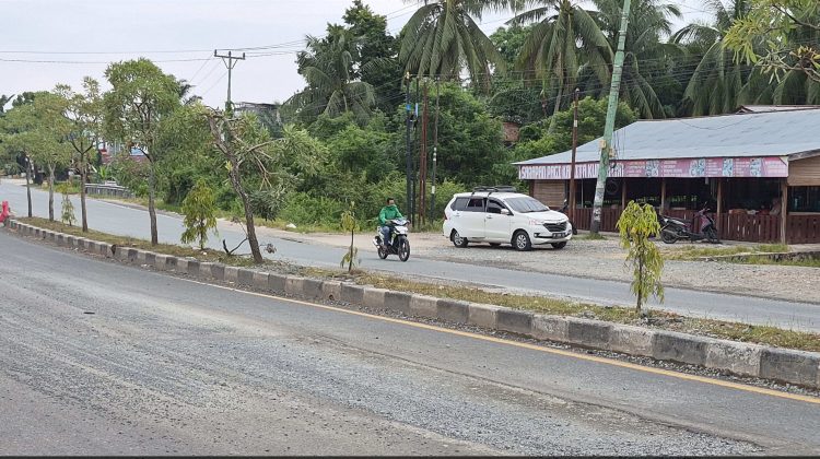 Tumpukan Pasir di Tikungan Jalan Raya Pekanbaru-Bangkinang Bahayakan Pengendara, Warga Desak Instansi Terkait Segera Bertindak