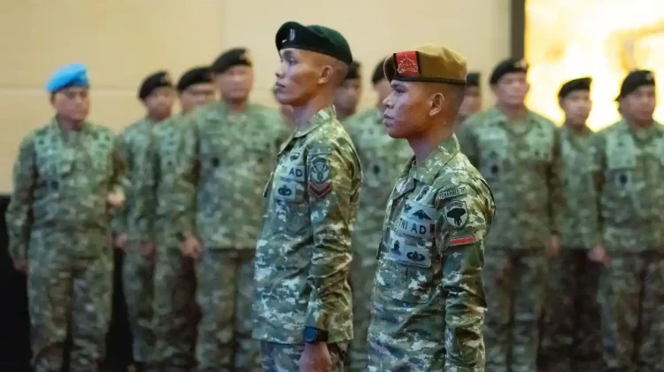 Dianugerahi Kenaikan Pangkat Luar Biasa, Dua Prajurit TNI Berani Turunkan Bendera Bulan Bintang di Aceh