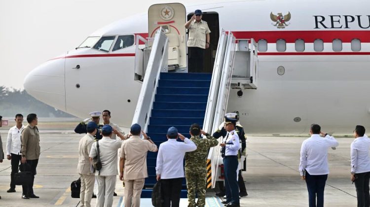 Bertolak ke Sumatra, Presiden Prabowo Kembali Turun Langsung Tangani Karhutla, Seskab Teddy: Pastikan Api Padam dan Tak Berulang